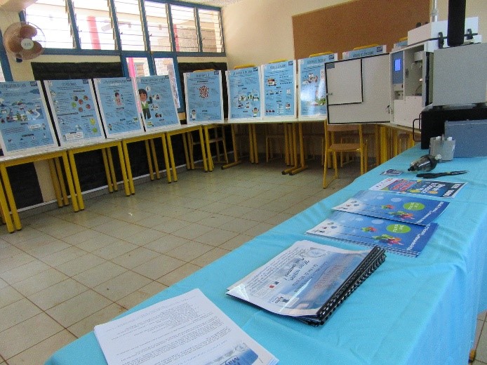 Le stand de Hawa dans une salle du collège de Chiconi